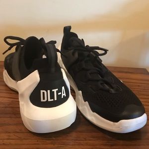 SKECHERS Dlt-A-Locus Women’s Sneaker Size 9